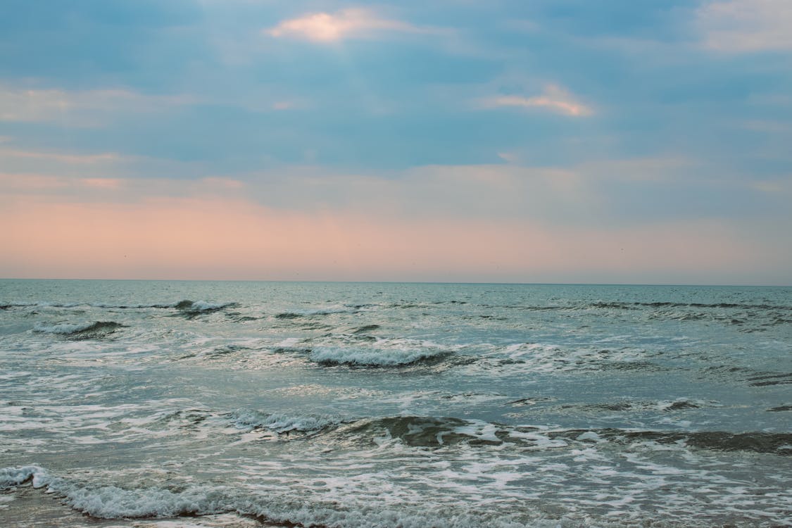 free-photo-of-scene-oceanique-tranquille-au-coucher-du-soleil-en-france.jpg